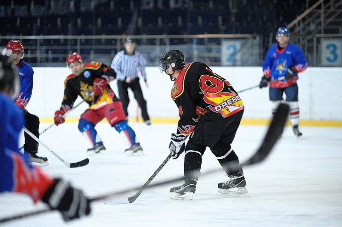 В Оренбурге проходит чемпионат города по хоккею среди любителей